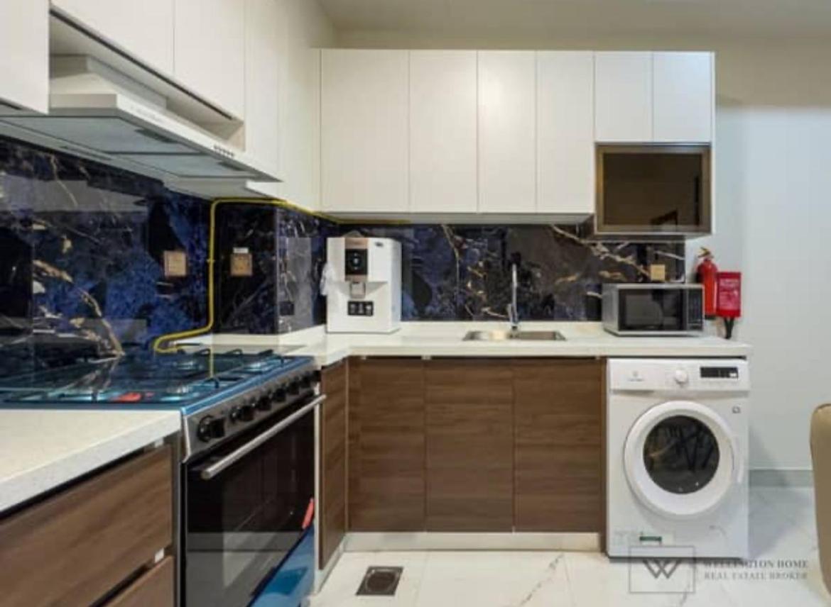 Huge Luxurious 1 Bedroom Apartment *